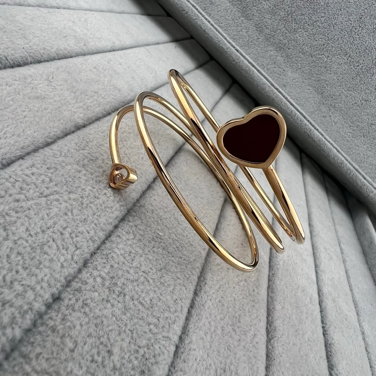 Gold Burgundy Open Bangle Heart-Shaped Inlay Bracelet 2