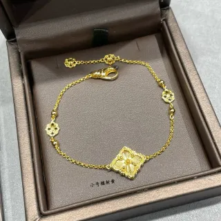 Pulsera de cadena de oro con centro floral de cuatro hojas