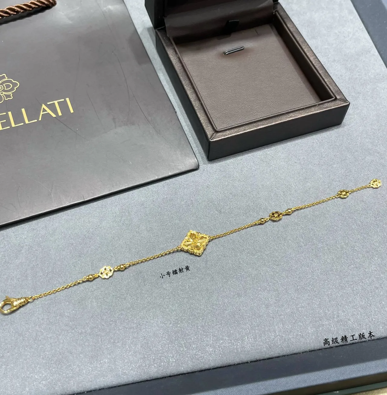 Pulsera de cadena de oro con centro floral de cuatro hojas 3