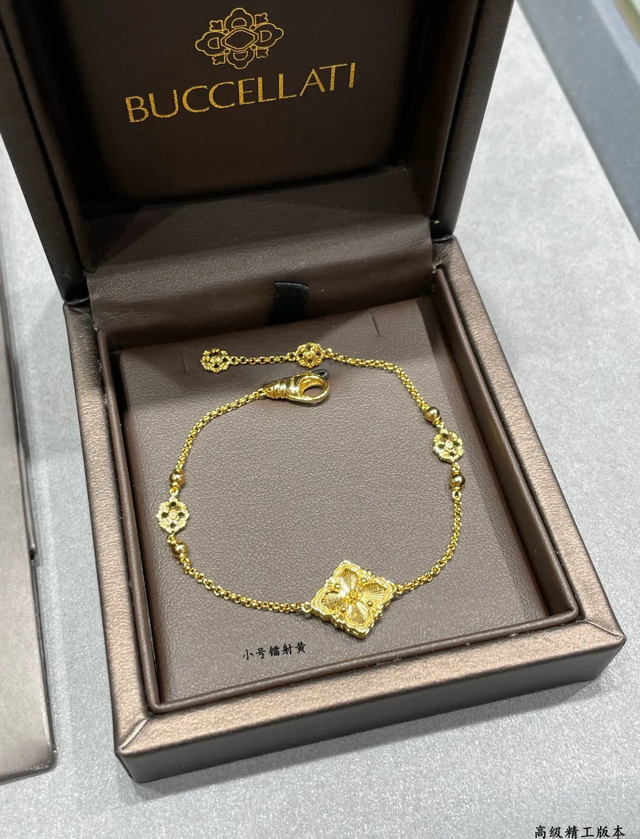 Pulsera de cadena de oro con centro floral de cuatro hojas 4