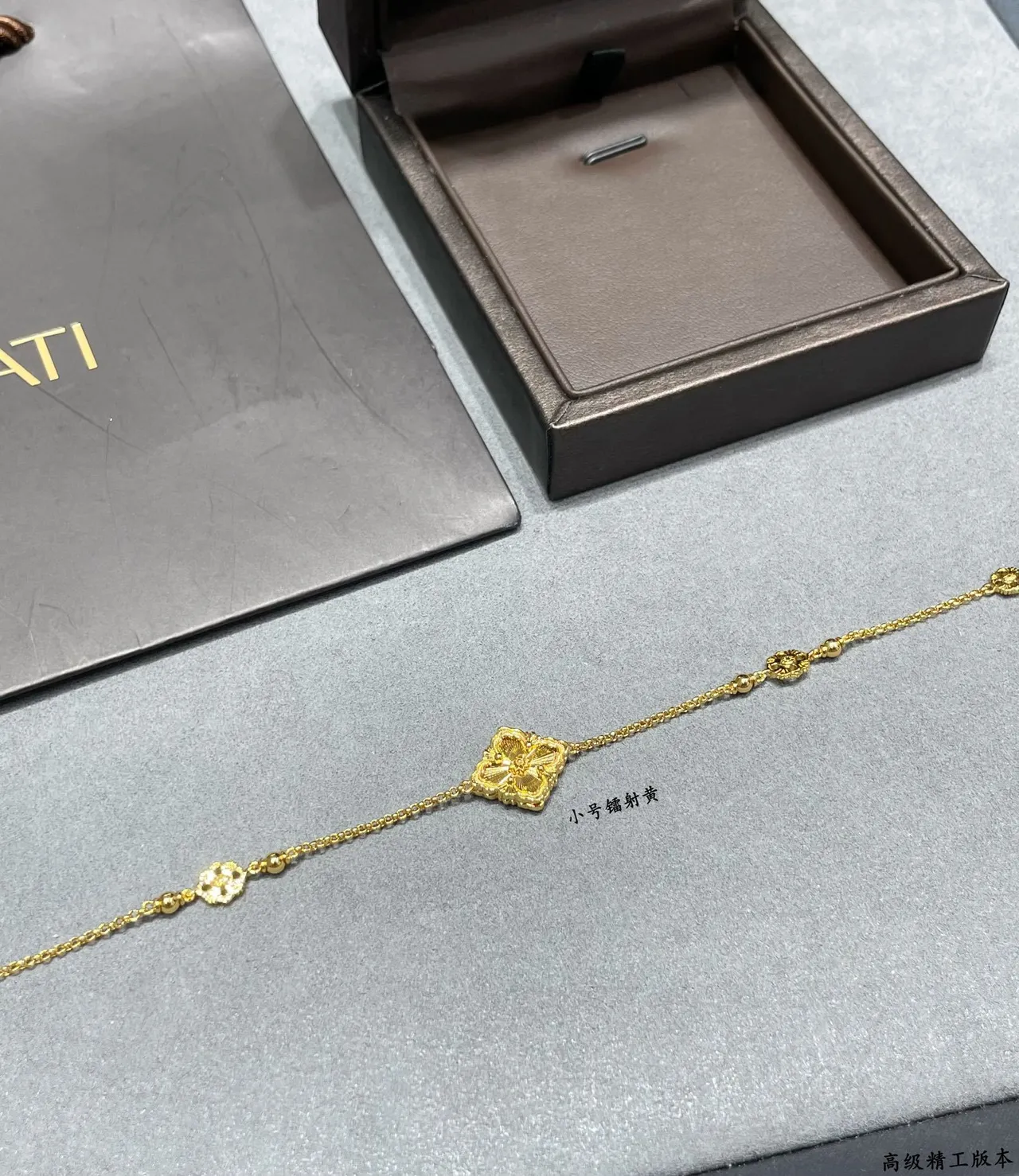 Pulsera de cadena de oro con centro floral de cuatro hojas 9