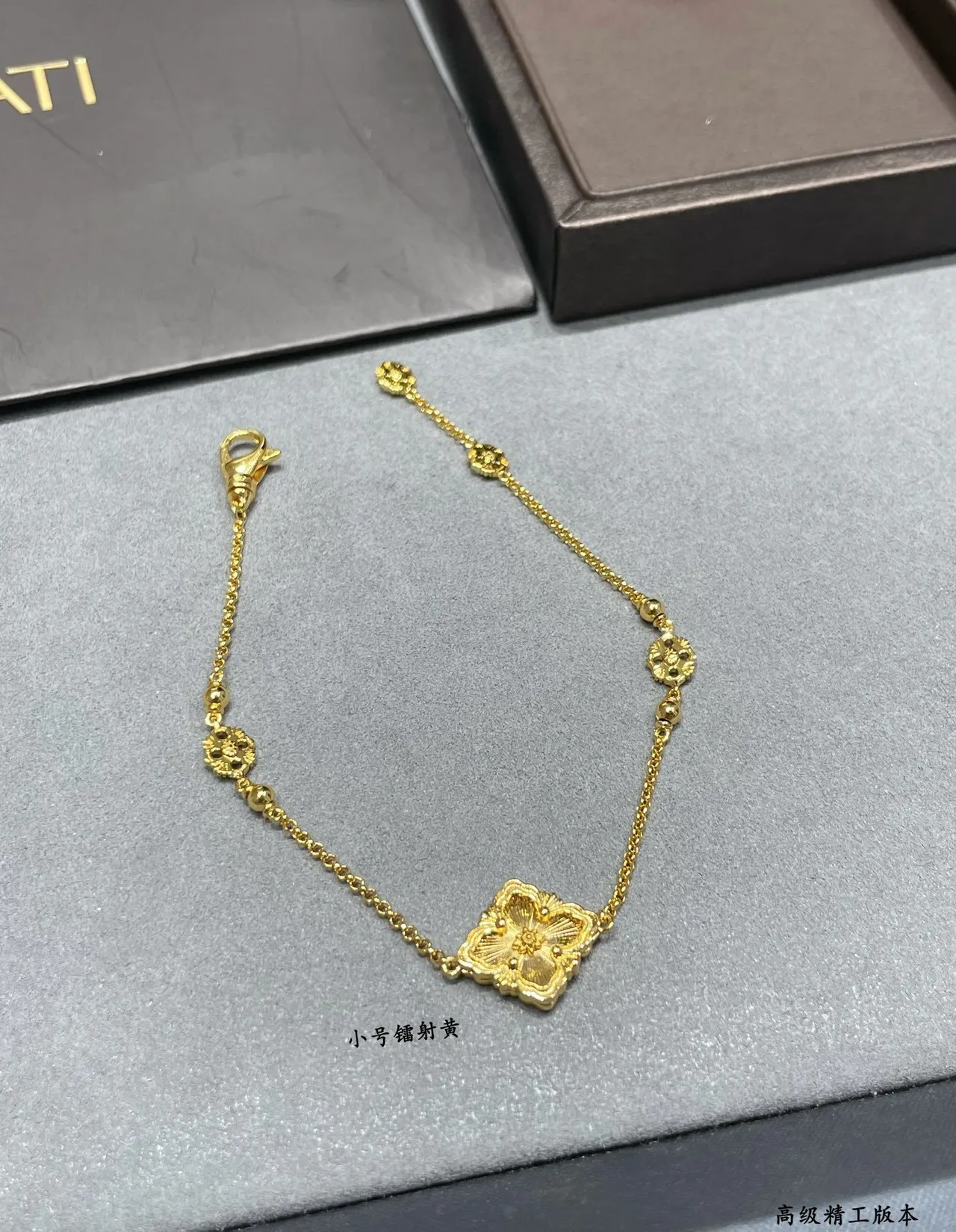 Pulsera de cadena de oro con centro floral de cuatro hojas 5