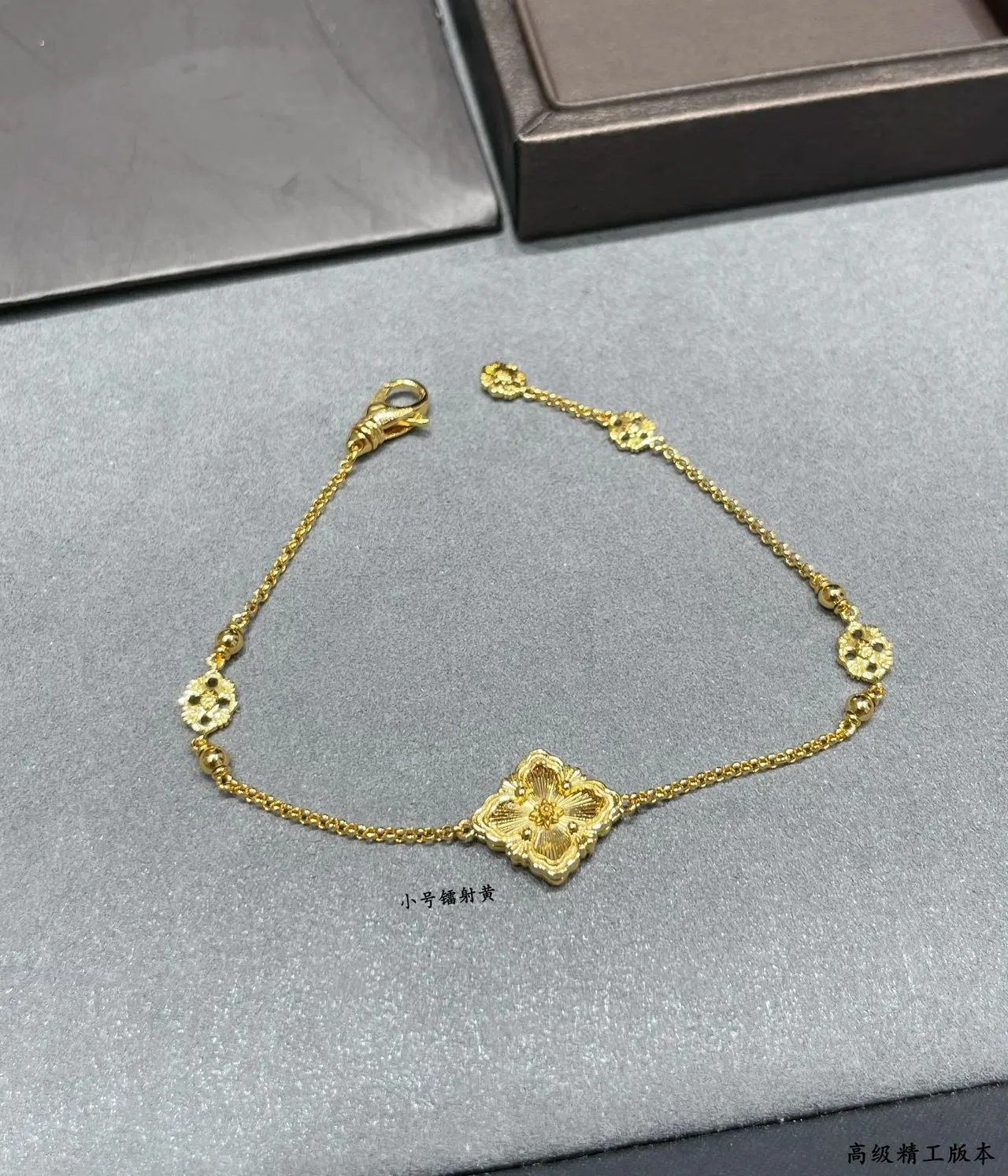 Pulsera de cadena de oro con centro floral de cuatro hojas 6