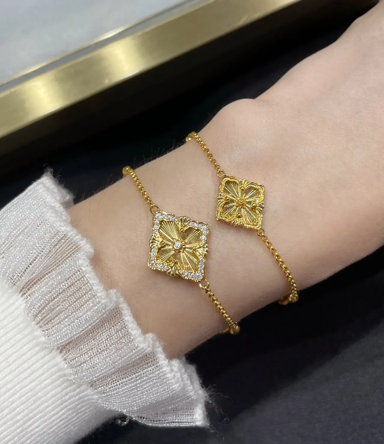 Pulsera de cadena de oro con centro floral de cuatro hojas 7