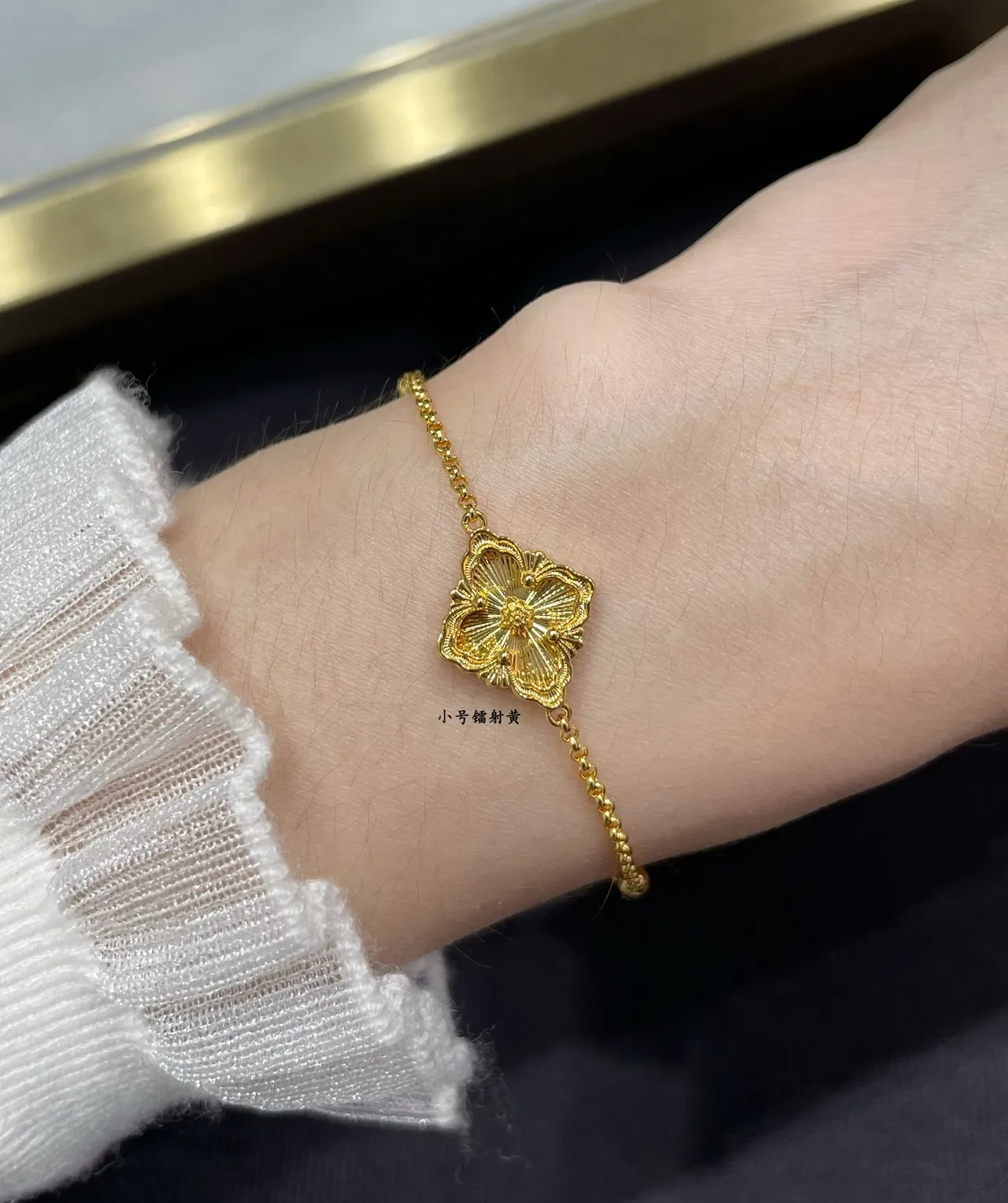 Pulsera de cadena de oro con centro floral de cuatro hojas 8