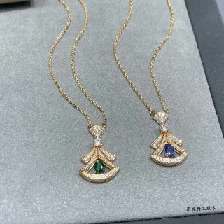 Collier avec pendentif en or et vert en forme d'éventail avec gemme centrale en coupe poire