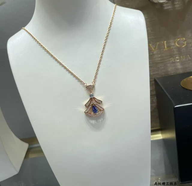 Gold Green Fan-Shaped Pendant Pear-Cut Central Gemstone Necklace 2