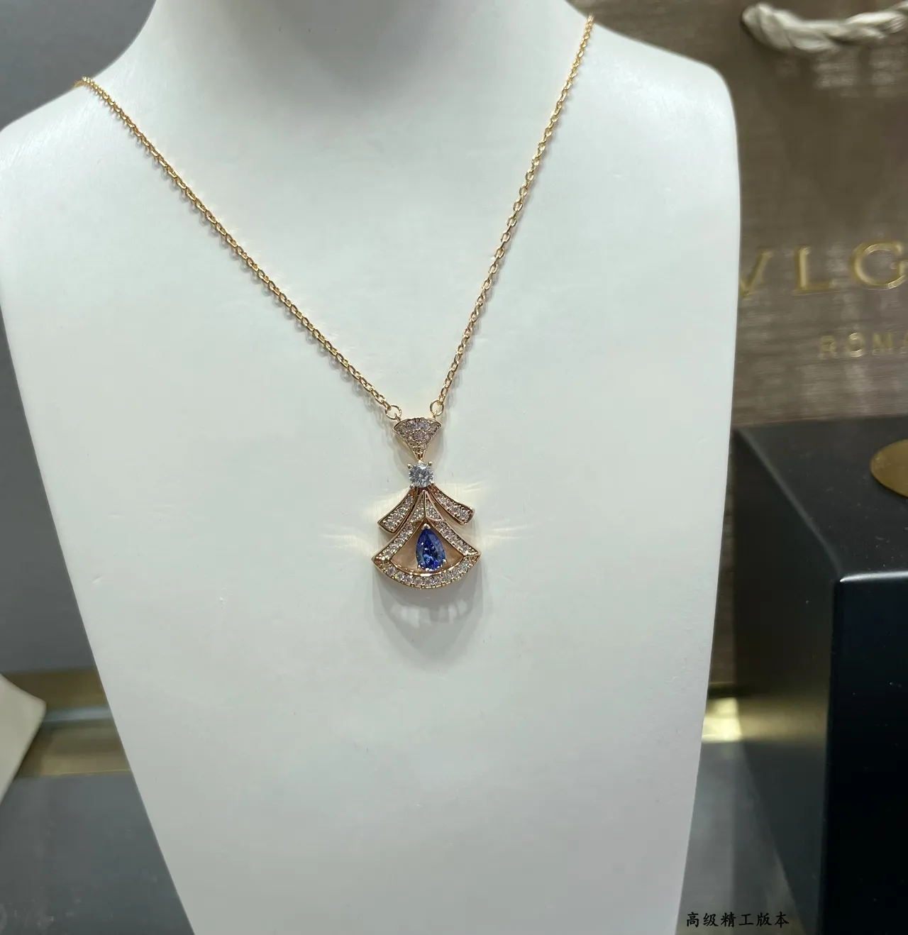 Gold Green Fan-Shaped Pendant Pear-Cut Central Gemstone Necklace 3
