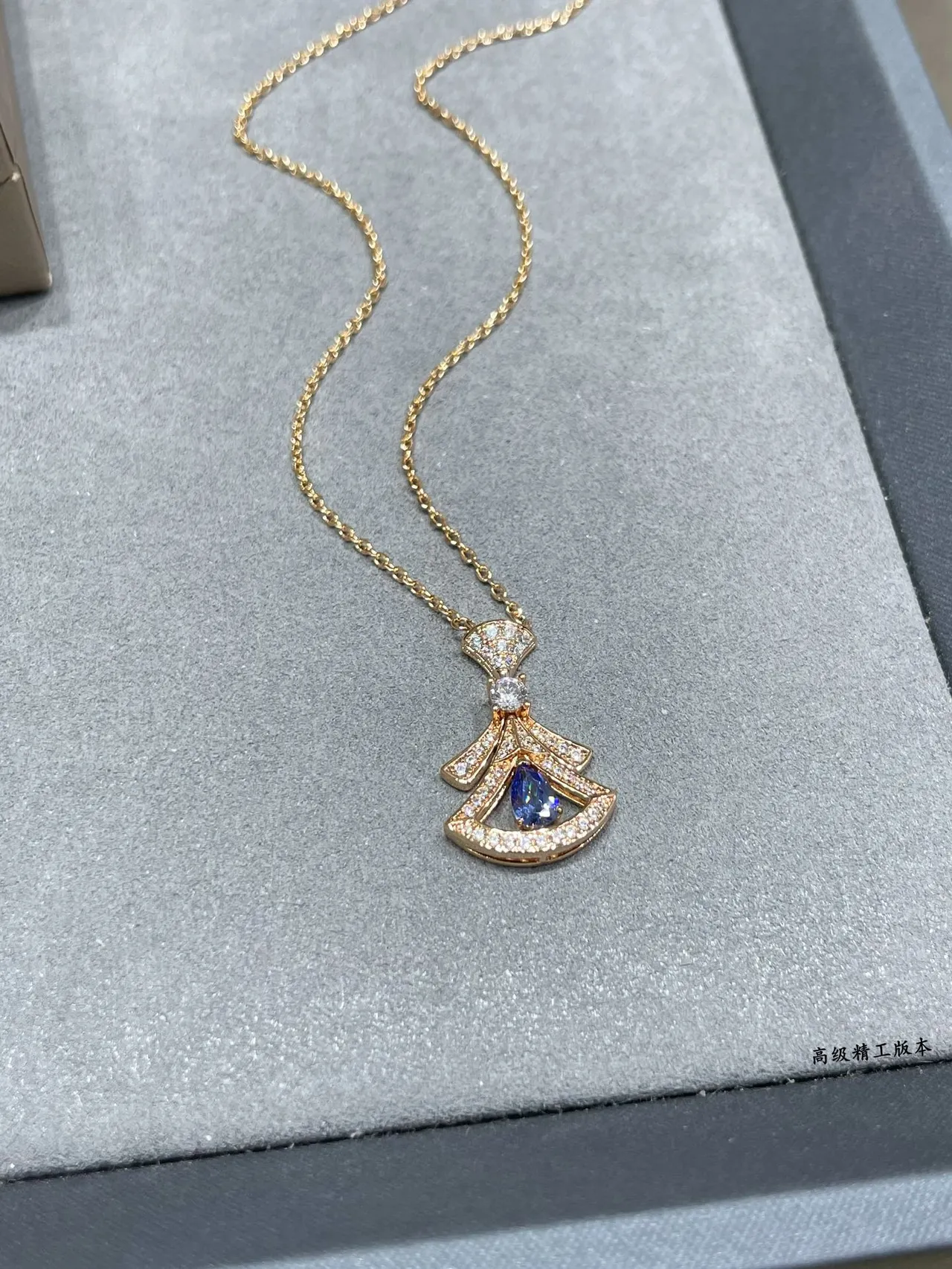 Gold Green Fan-Shaped Pendant Pear-Cut Central Gemstone Necklace 5