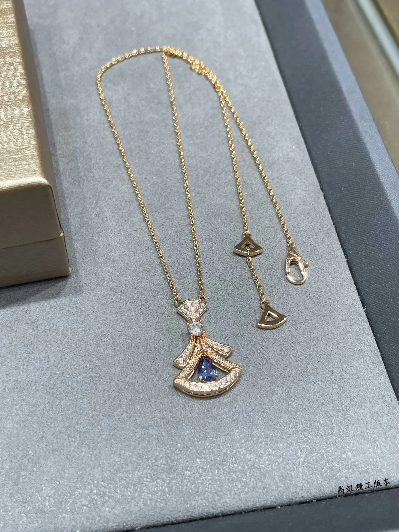 Gold Green Fan-Shaped Pendant Pear-Cut Central Gemstone Necklace 6