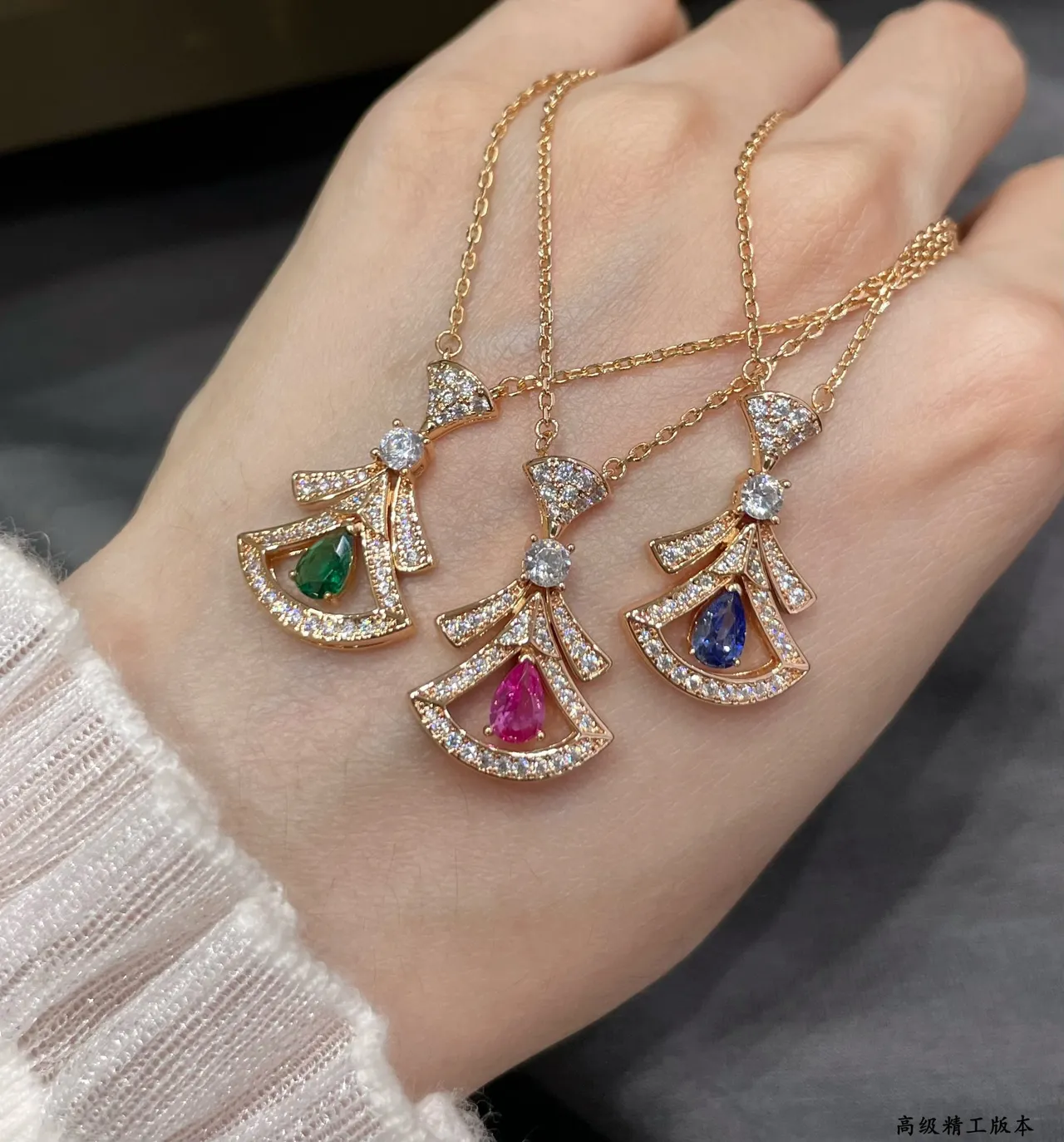 Gold Green Fan-Shaped Pendant Pear-Cut Central Gemstone Necklace 7