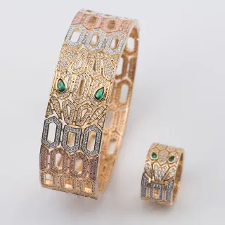 Pulsera de oro verde geométrica con work abierto y set pavé