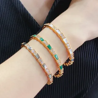 Brazalete dorado verde con bisagras segmentado geométrico