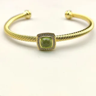 Pulsera con banda de trenzado de cuerda en oro y gema de corte cuadrado cushion verde