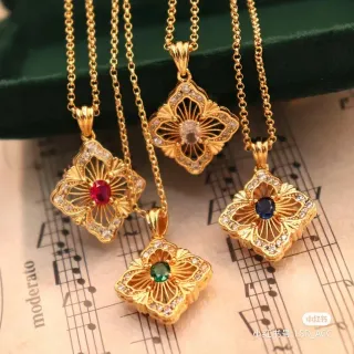 Collier Or Multicolore Filigrané Motif Floral Quatre Pétales