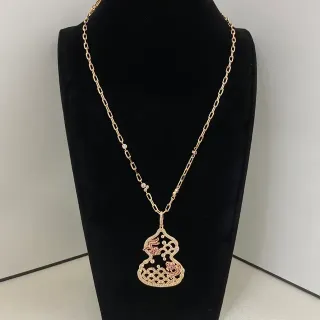 Collar con cadena de oro rosa y colgante ornamental en forma de calabaza