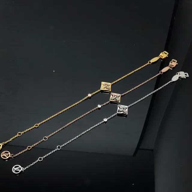 Colliers pendentifs or rose, or, argent, quatrefoil, mère-perle 2