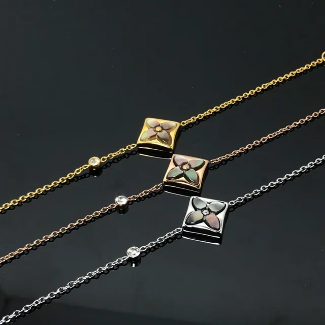 Colliers pendentifs or rose, or, argent, quatrefoil, mère-perle 3