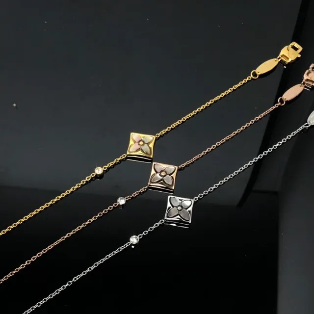 Colliers pendentifs or rose, or, argent, quatrefoil, mère-perle 4