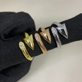 Gold Silver Arrowhead-Shaped Pavé-Set Stones Ring