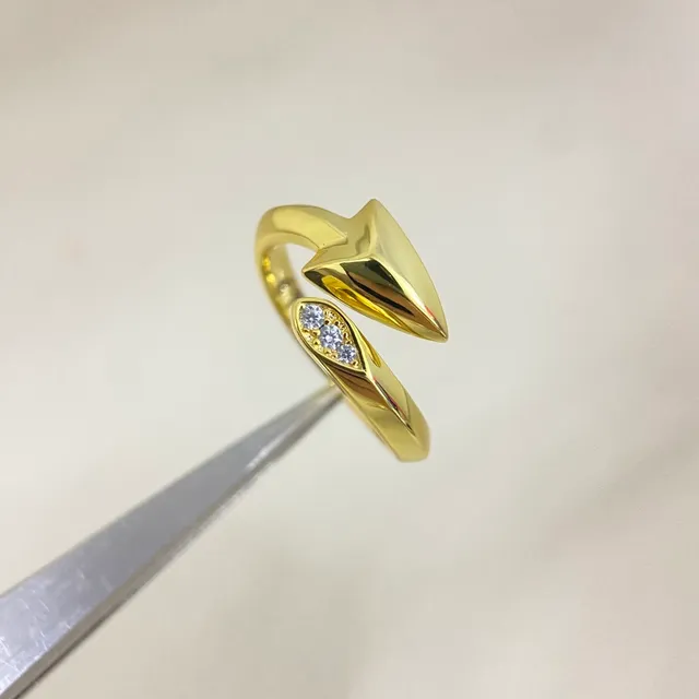 Gold Silver Arrowhead-Shaped Pavé-Set Stones Ring 2