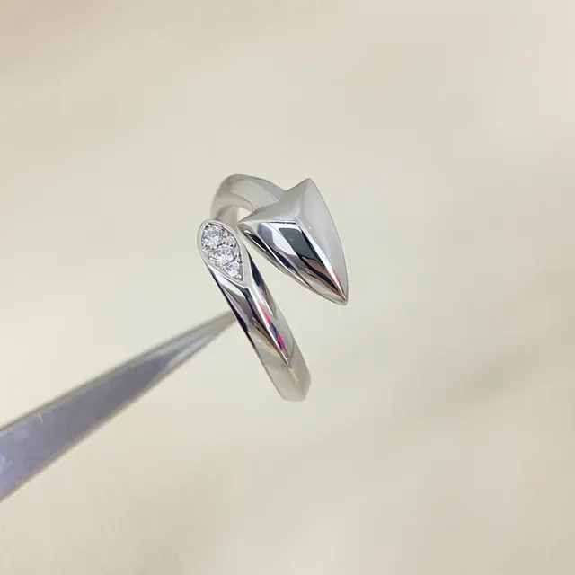 Gold Silver Arrowhead-Shaped Pavé-Set Stones Ring 4