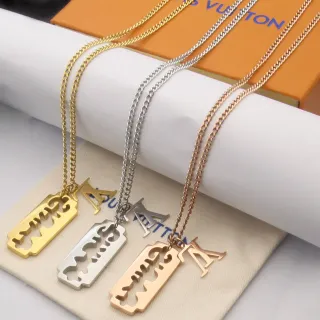 Pendentif en or et argent en forme de lame de rasoir avec motif de monogramme découpé