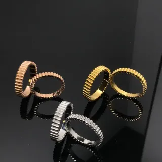 Anillo de oro y plata con perfil de diente de engranaje exterior