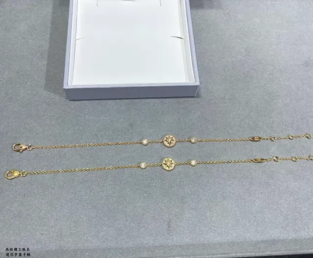Braceletes de corrente em tom dourado com rosa do compasso em esmalte e cristal 2