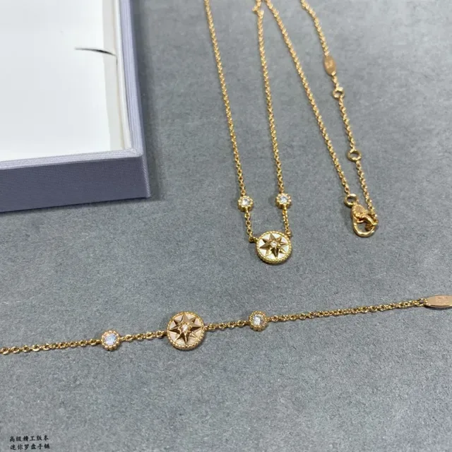 Braceletes de corrente em tom dourado com rosa do compasso em esmalte e cristal 6
