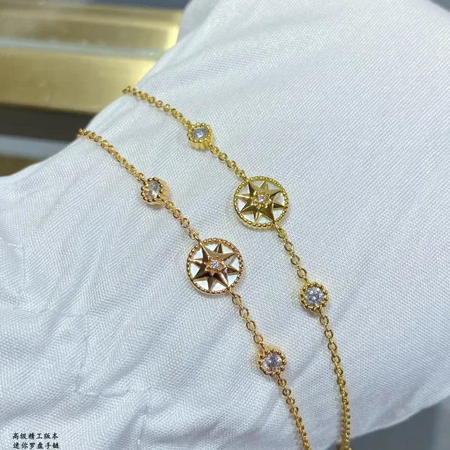 Braceletes de corrente em tom dourado com rosa do compasso em esmalte e cristal 8