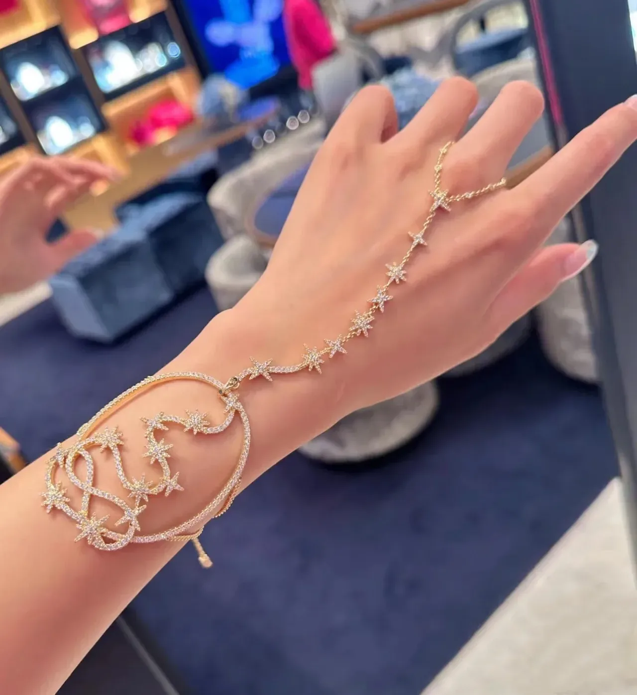 Collier à Chaîne avec Motif d'Étoile de Cristal en Ton Doré 4