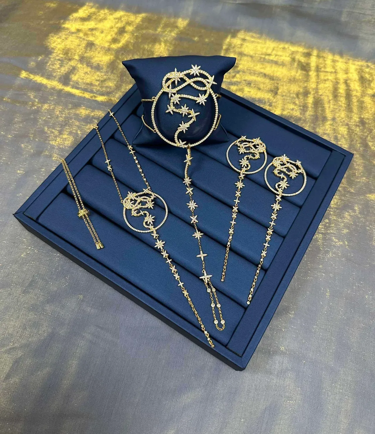 Collier à Chaîne avec Motif d'Étoile de Cristal en Ton Doré 6