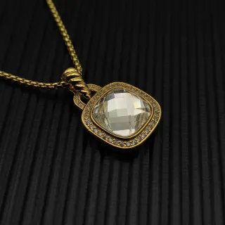 Collier pendentif halo avec pierre facettée de coupe en coussin en ton doré