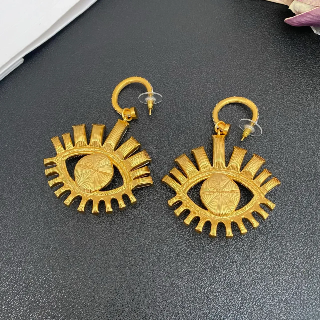 Boucles d'oreilles à motif d'œil en ton doré, perles et cristaux baguette en goutte 2