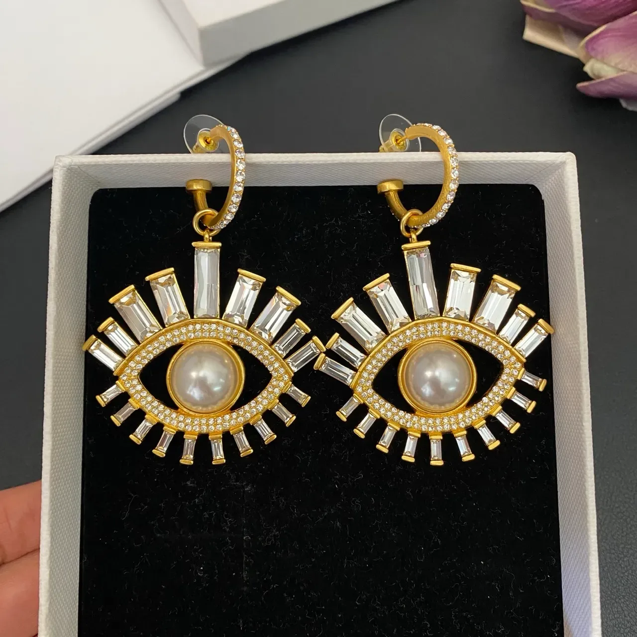Boucles d'oreilles à motif d'œil en ton doré, perles et cristaux baguette en goutte 3