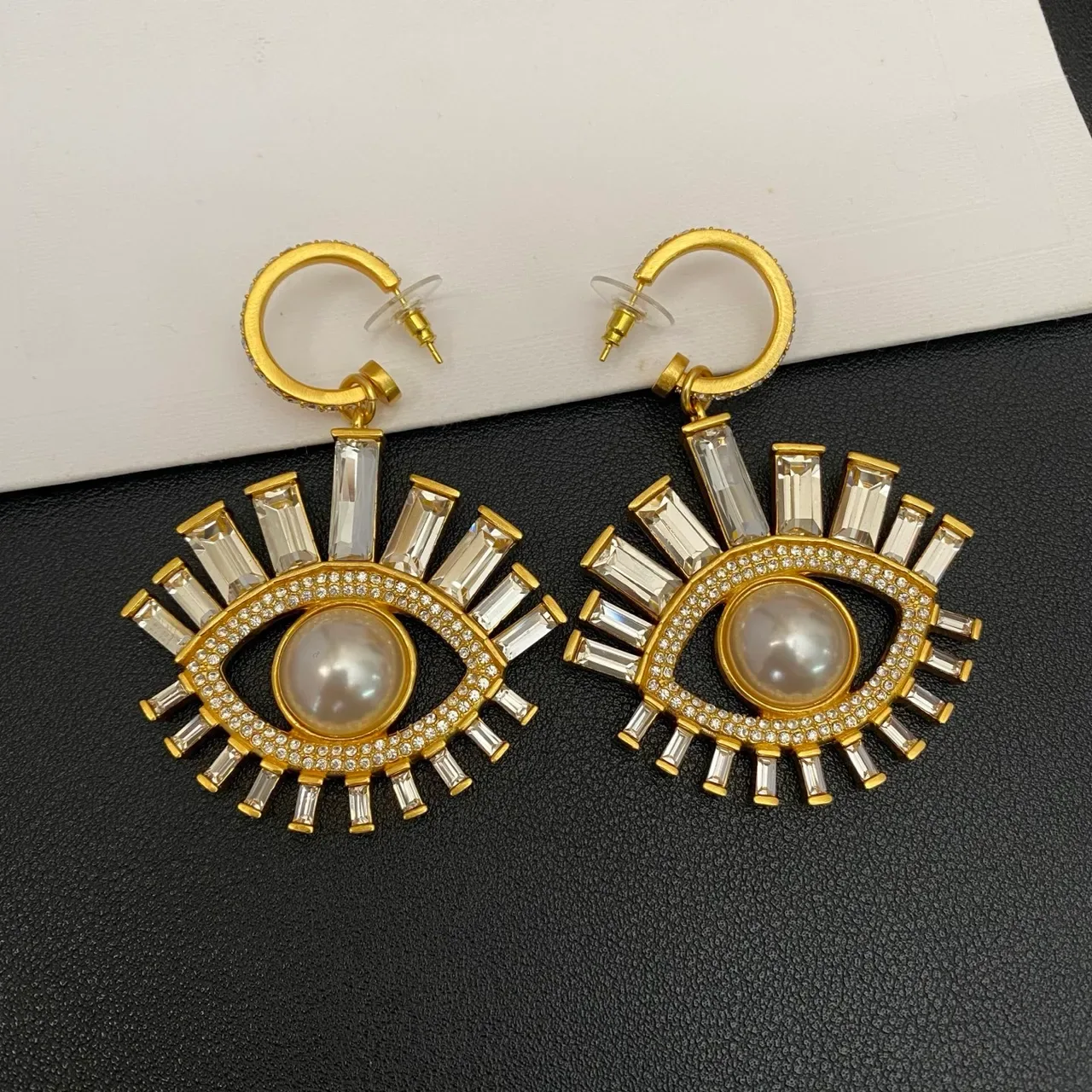 Boucles d'oreilles à motif d'œil en ton doré, perles et cristaux baguette en goutte 4