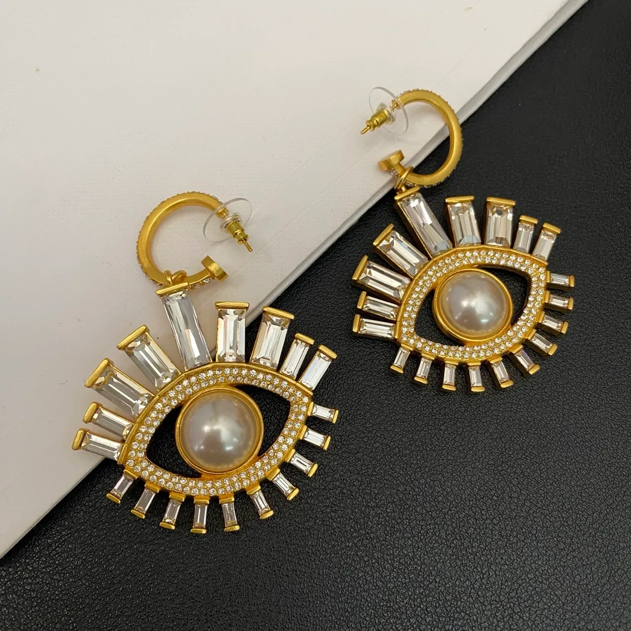 Boucles d'oreilles à motif d'œil en ton doré, perles et cristaux baguette en goutte 5