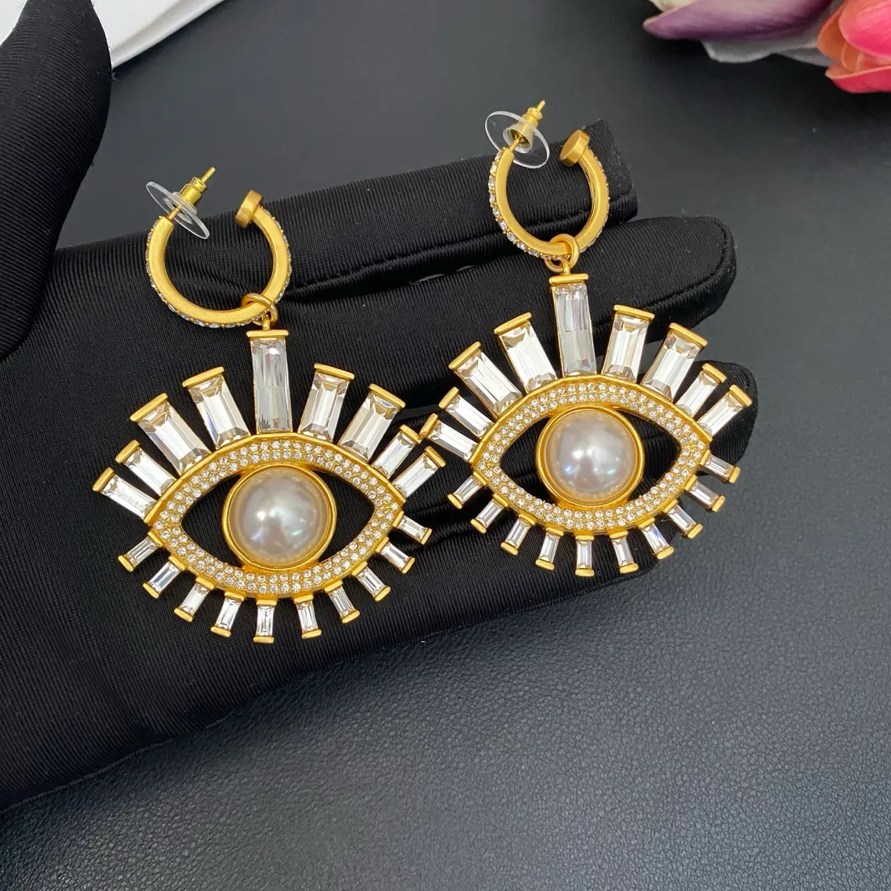 Boucles d'oreilles à motif d'œil en ton doré, perles et cristaux baguette en goutte 6