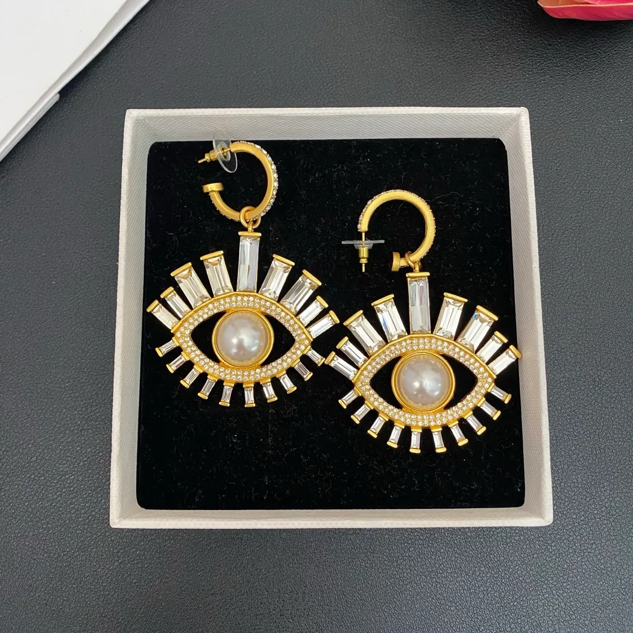Boucles d'oreilles à motif d'œil en ton doré, perles et cristaux baguette en goutte 7