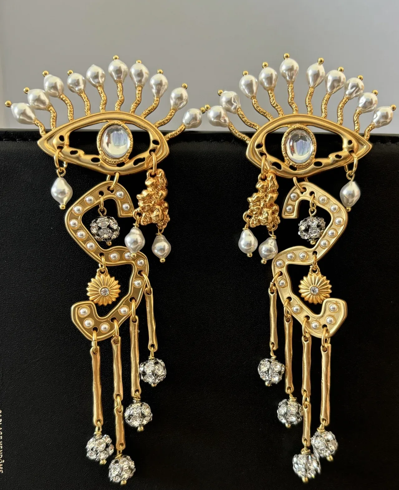 Boucles d'oreilles pendantes motif œil ton doré perles et cristaux 2
