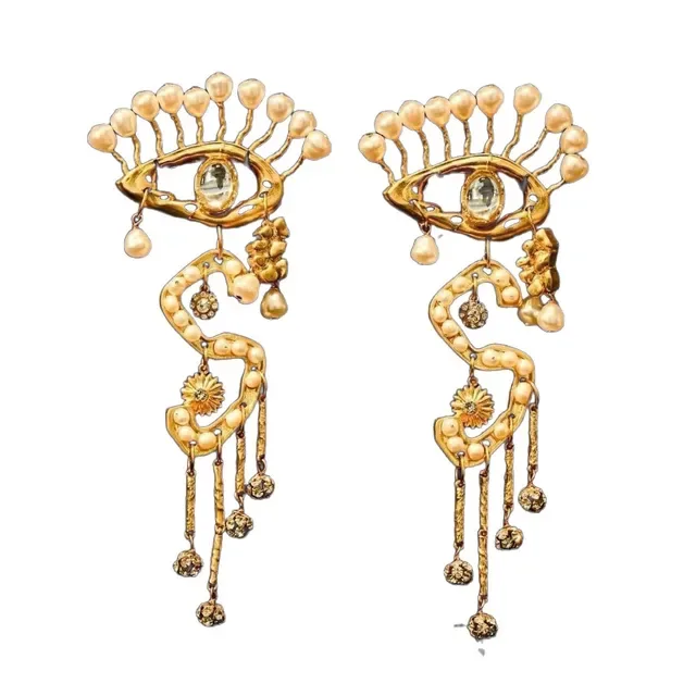 Boucles d'oreilles pendantes motif œil ton doré perles et cristaux 3
