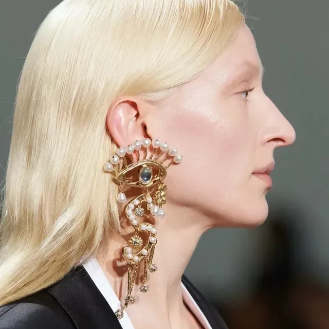 Boucles d'oreilles pendantes motif œil ton doré perles et cristaux 4