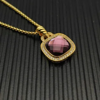 Collier pendentif halo de gemme rose facetée dorée