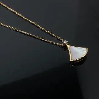Collier pendentif en forme d'éventail en perle de nacre et diamants doré