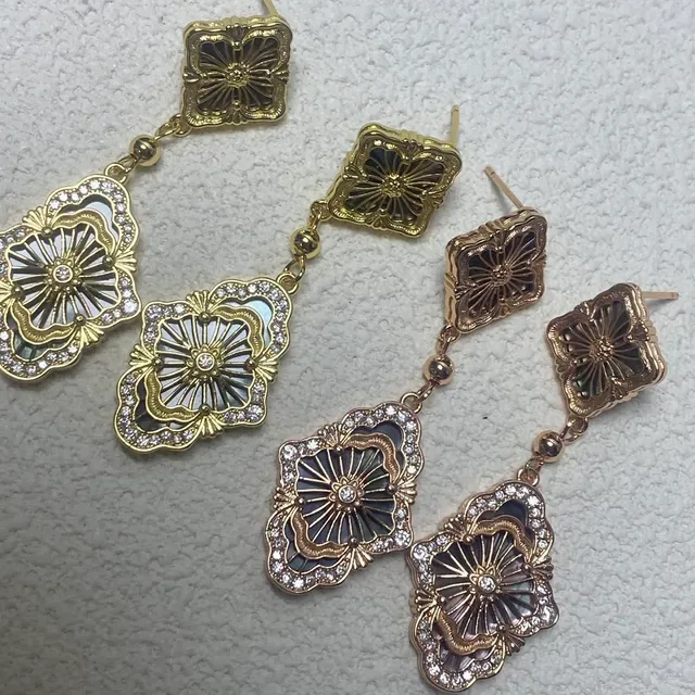 Boucles d'oreilles à goutte motif floral en or doré, mère de perle et cristal 2