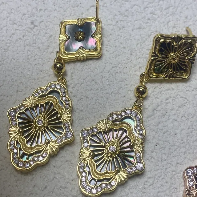 Boucles d'oreilles à goutte motif floral en or doré, mère de perle et cristal 4