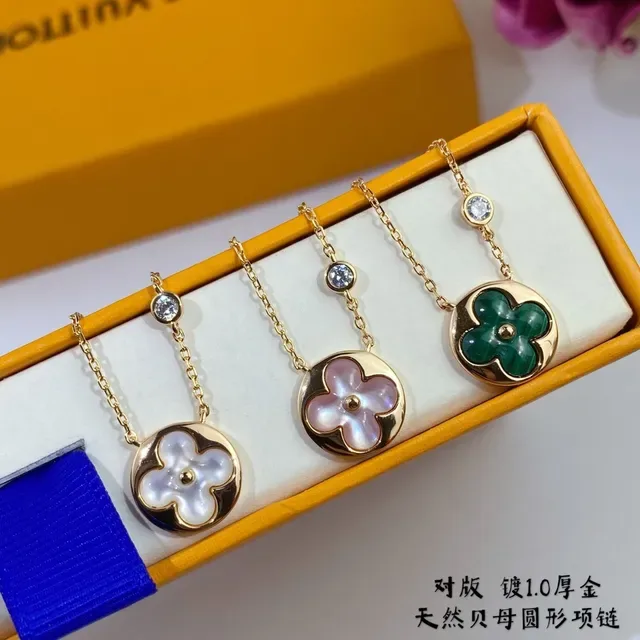 Collier avec pendentif fleur en nacre dorée 2