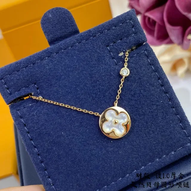 Collier avec pendentif fleur en nacre dorée 3
