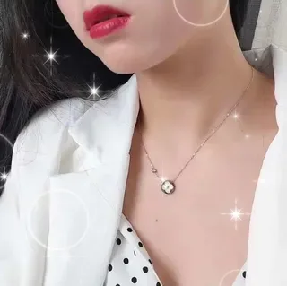 Collier avec pendentif fleur en nacre dorée 5